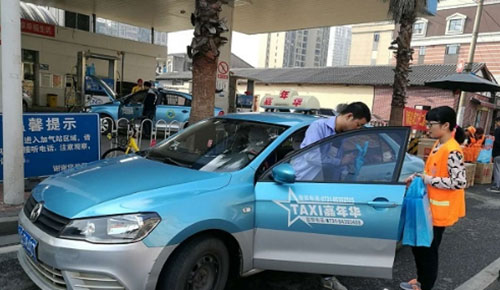 對(duì)車窗拋物說不！長(zhǎng)沙環(huán)衛(wèi)局免費(fèi)發(fā)放2000個(gè)車載垃圾桶