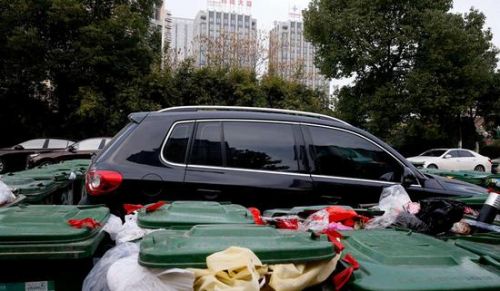汽車被垃圾桶包圍是被惡搞還是得罪人了？